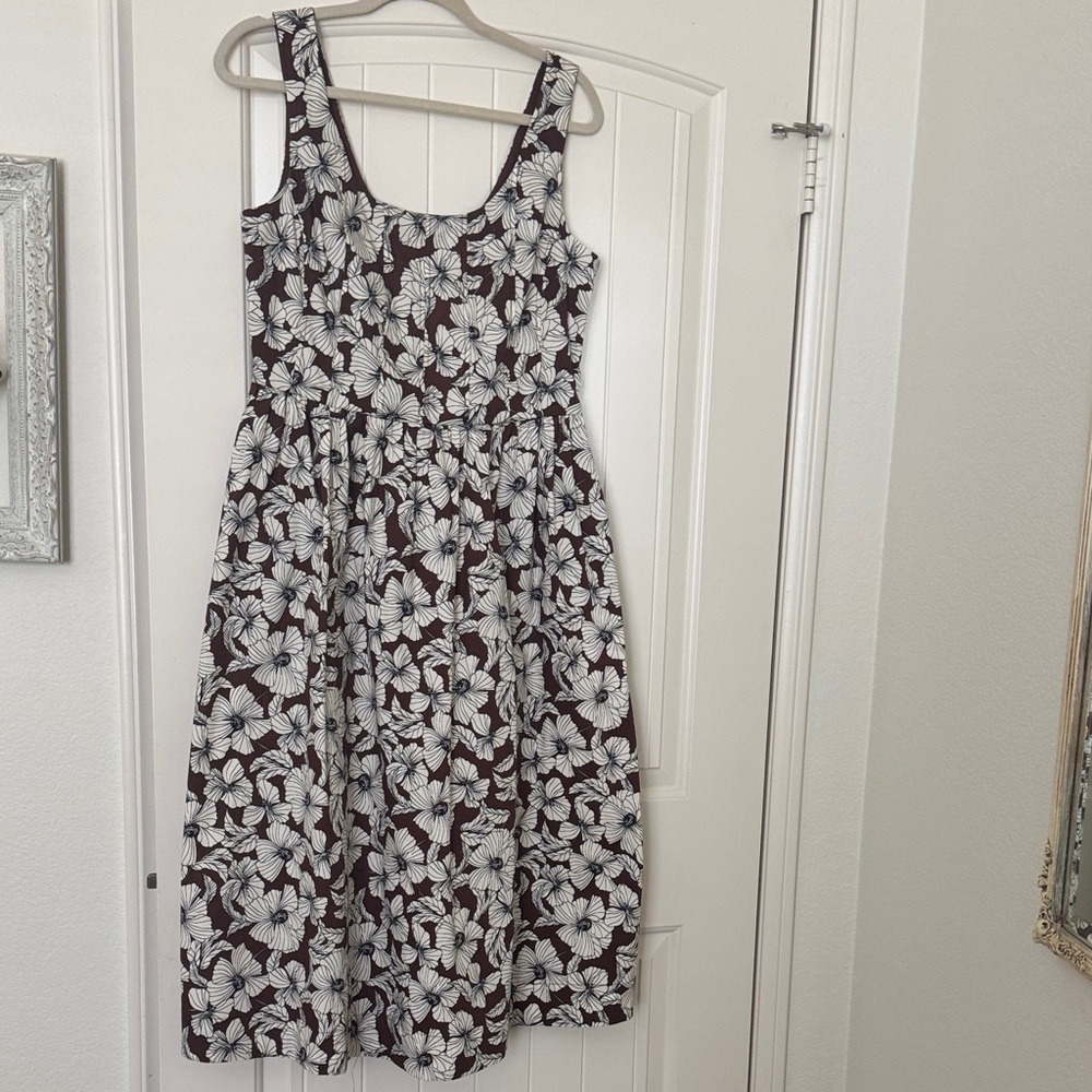 Floral Scoop Neck Sleeveless Dress in Brown and White